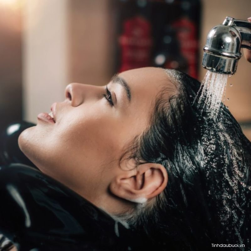 tinh dau buoi co the ket hop voi dau goi khong