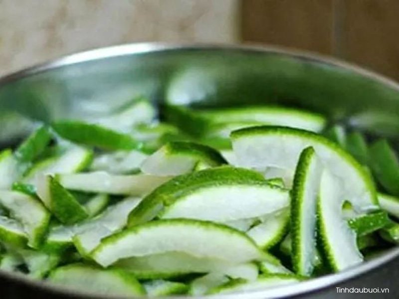 nấu nước vỏ bưởi gội đầu