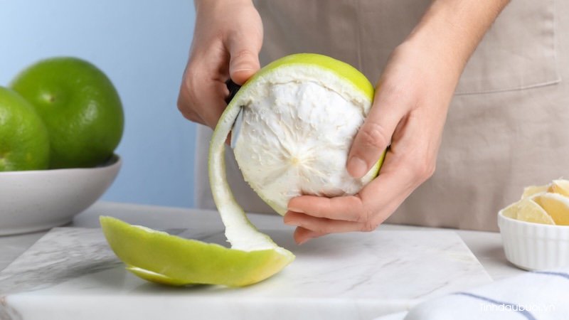 Cách dùng vỏ bưởi dưỡng da cach dung vo buoi duong da
